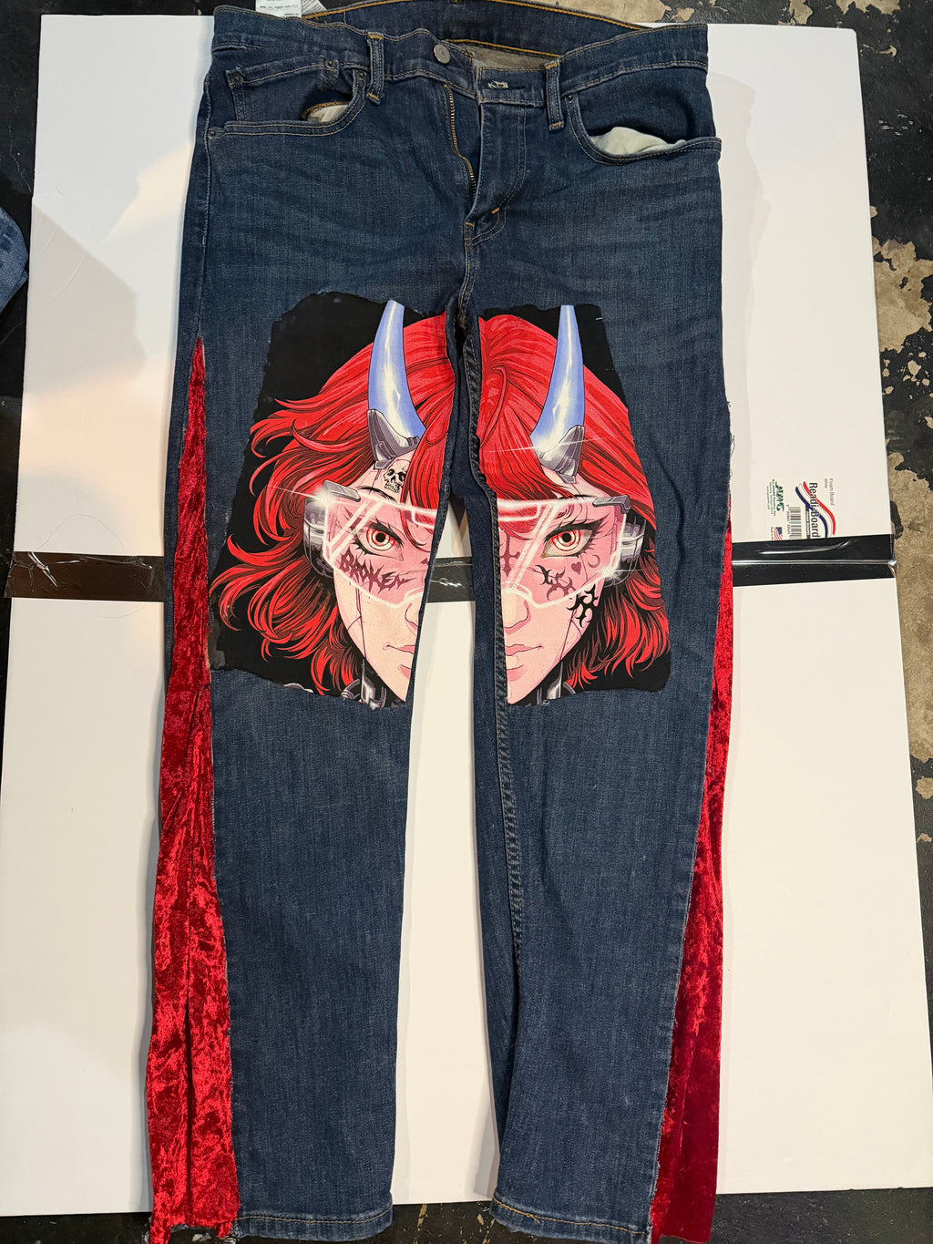 Graphic jeans