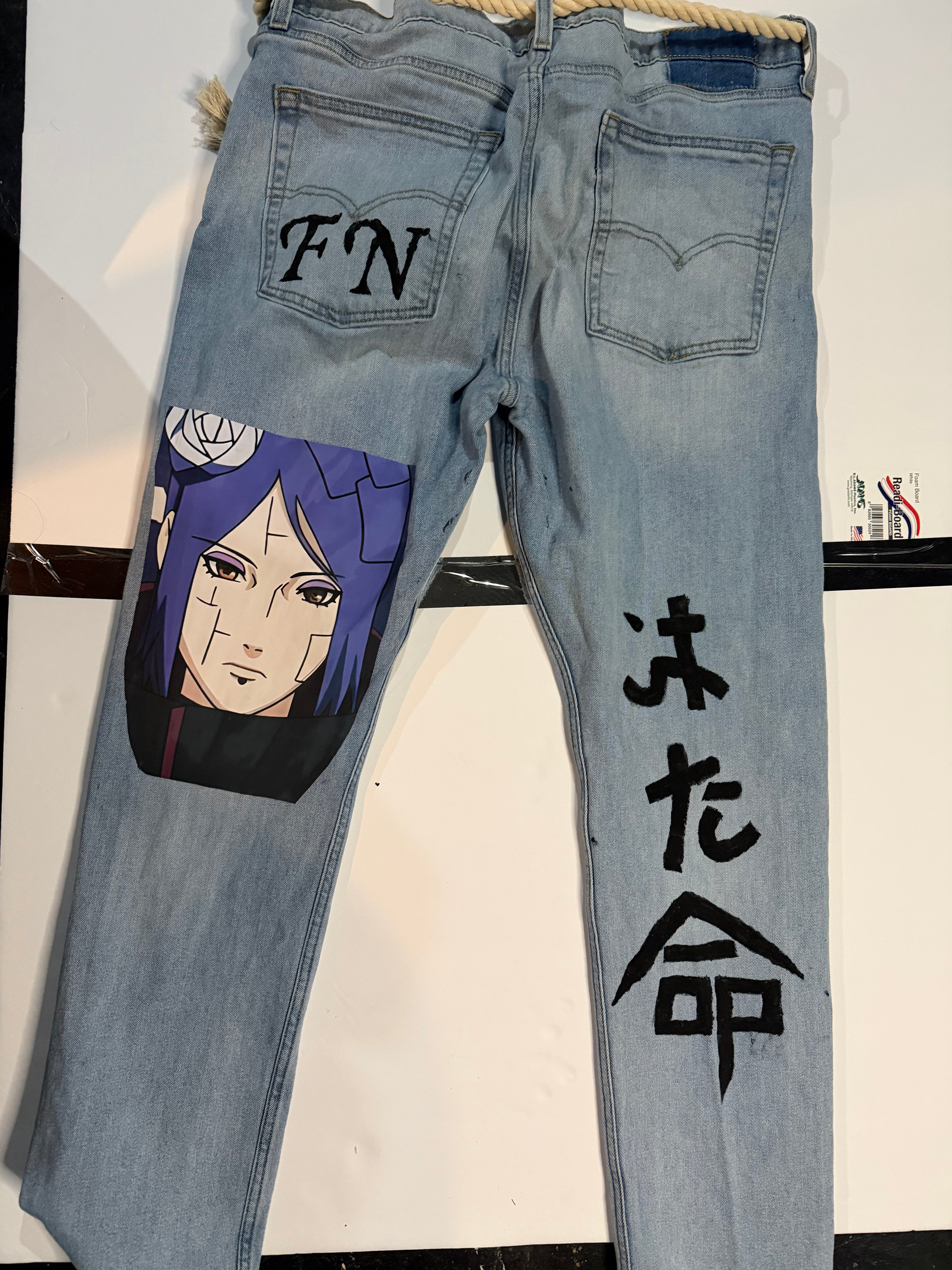 Graphic jeans
